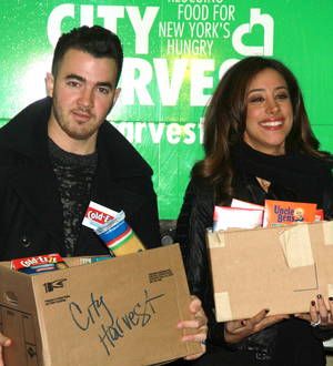 Kevin Jonas hosts Sandy food drive