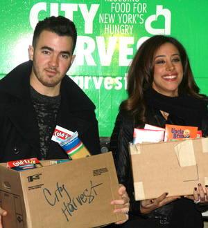 Kevin Jonas hosts Sandy food drive