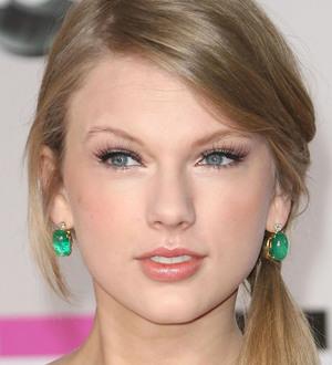 Scarlett Johansson, Taylor Swift and Lea Michele competing for Les Miserables