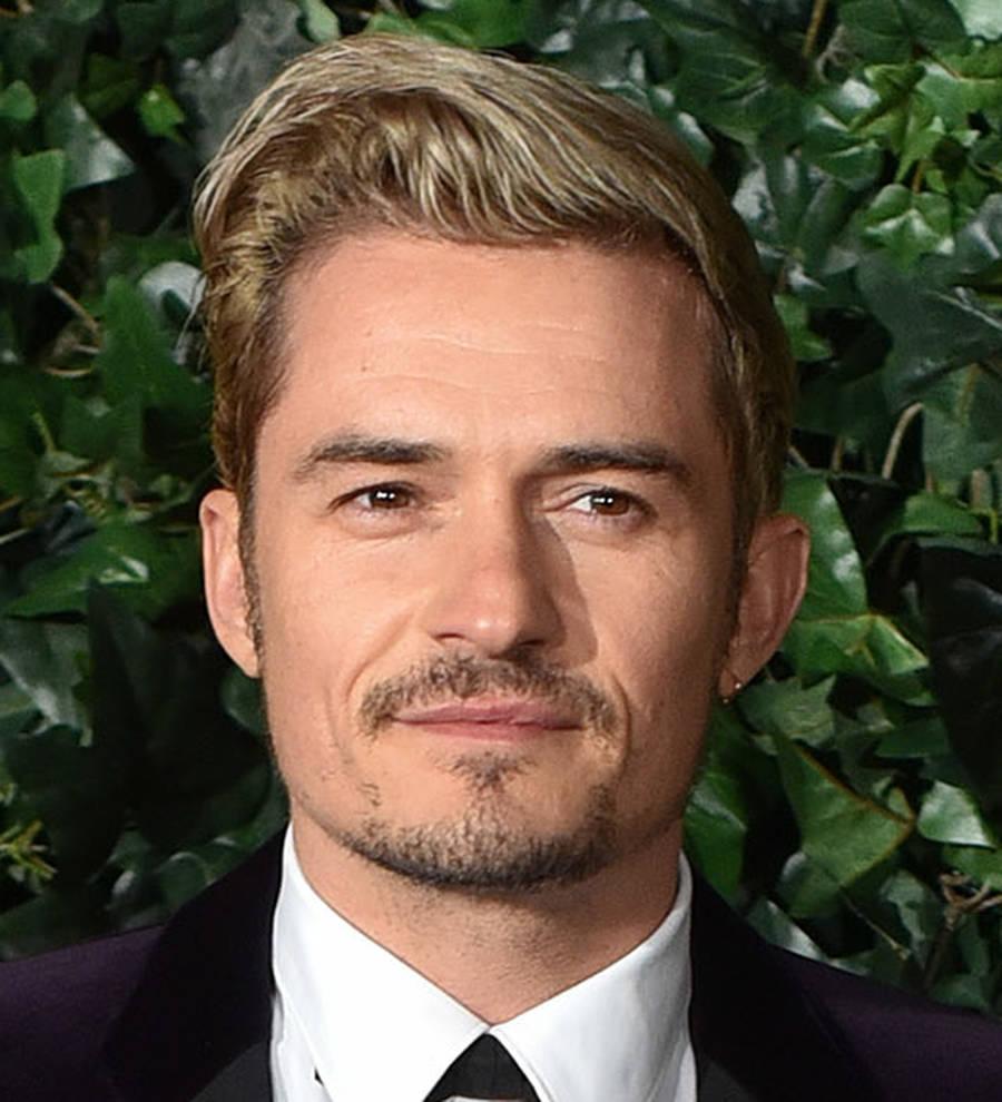 Orlando Bloom teaches drama masterclass at British high school