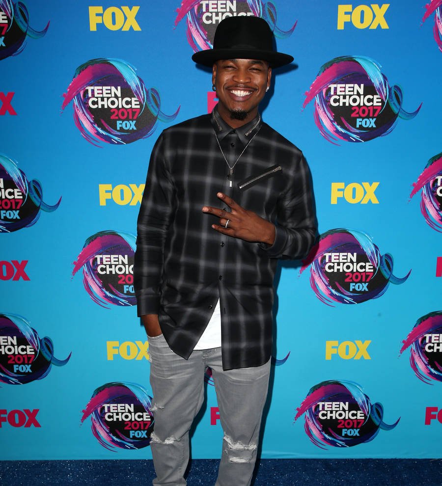 Ne-Yo makes surprise appearance at karaoke bar