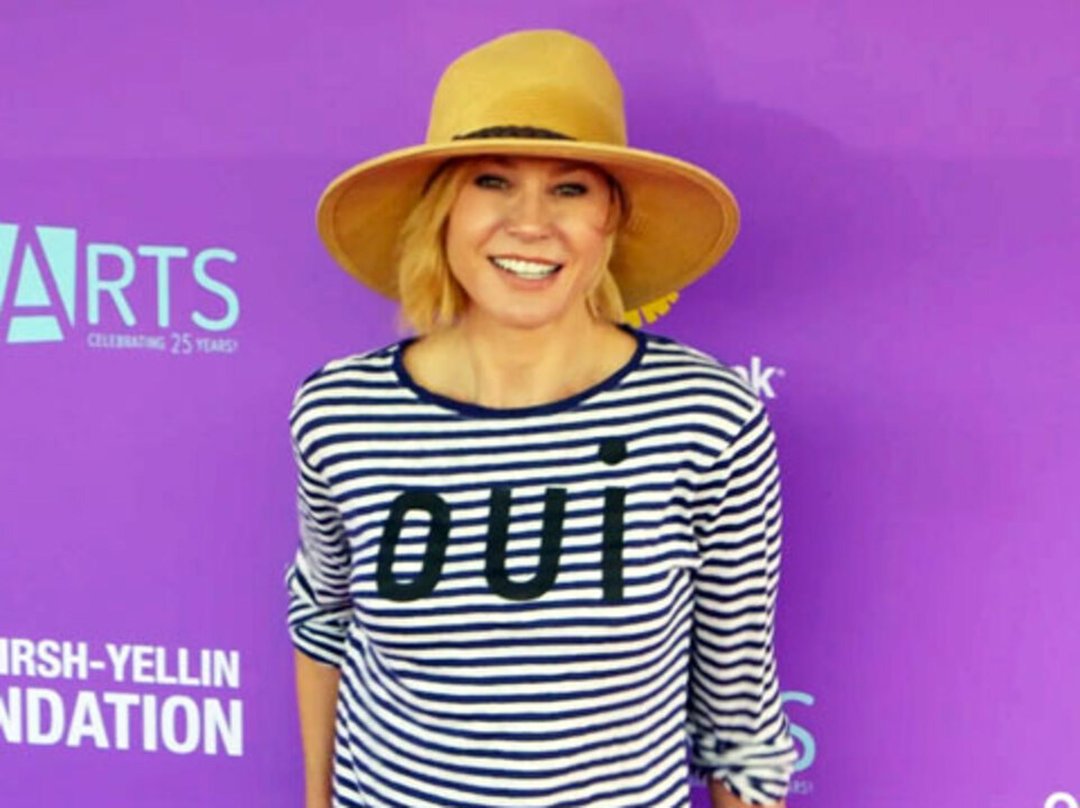 Joel McHale, Lisa Kudrow, Julie Bowen, & More Express Themselves at Arts Fundraiser