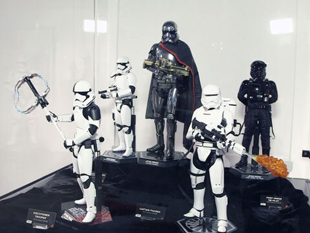 Jedi Drinks & Lightsaber Fights at Star Wars Pop-Up Bar