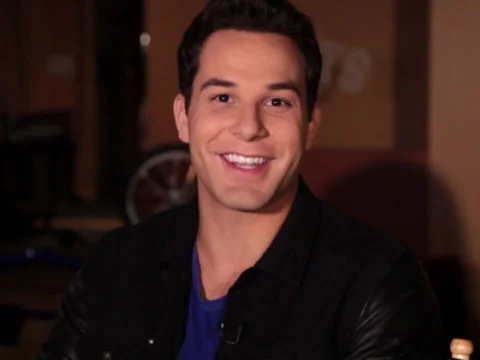 Skylar Astin on Set of “Ground Floor”
