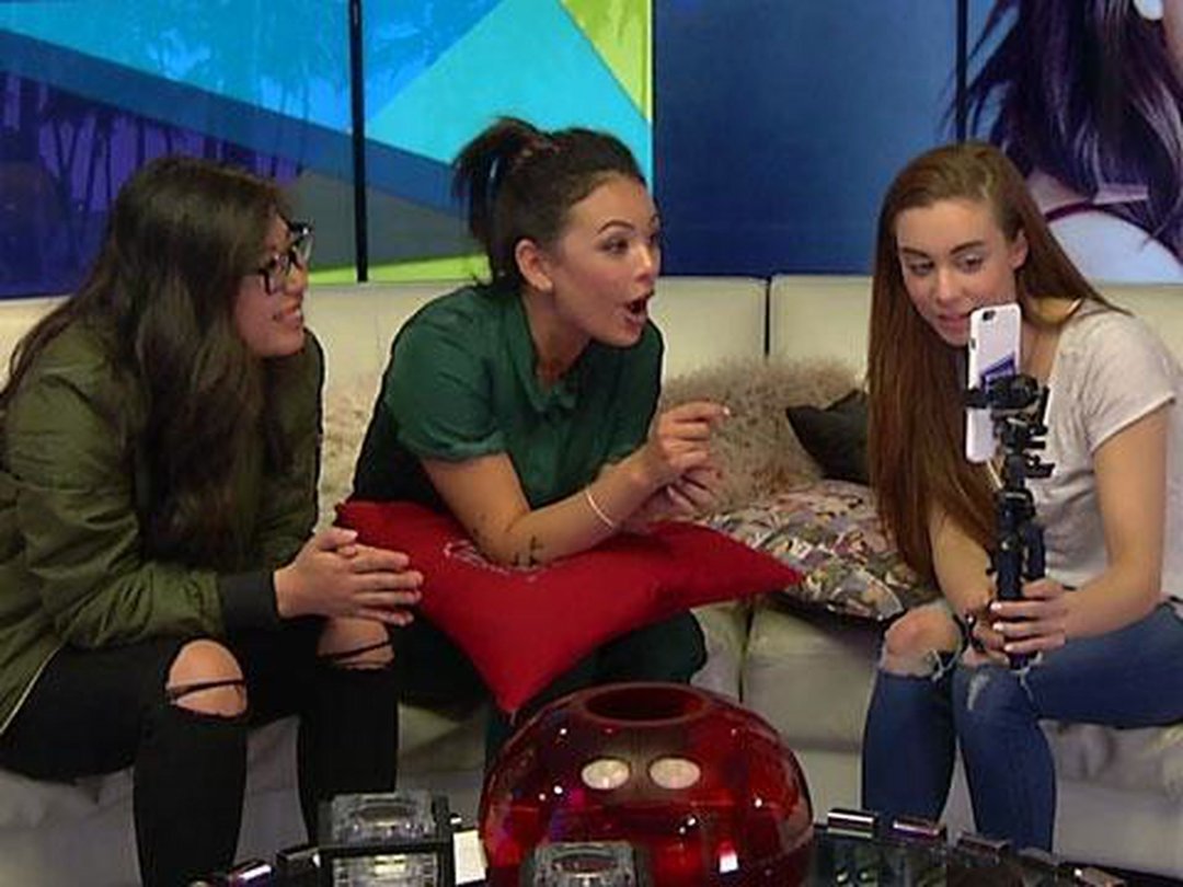 "Pretty Little Liars" Star Gets Pranked