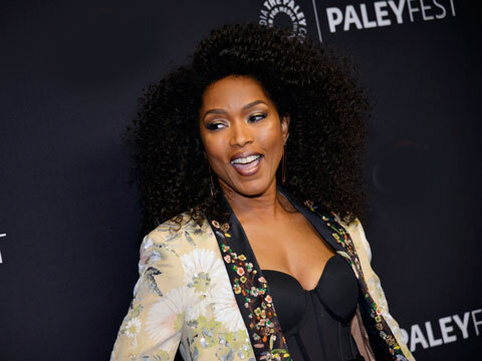 Angela Bassett, Jennifer Love Hewitt, & 9-1-1 Co-Stars Tease New Season & Bromances