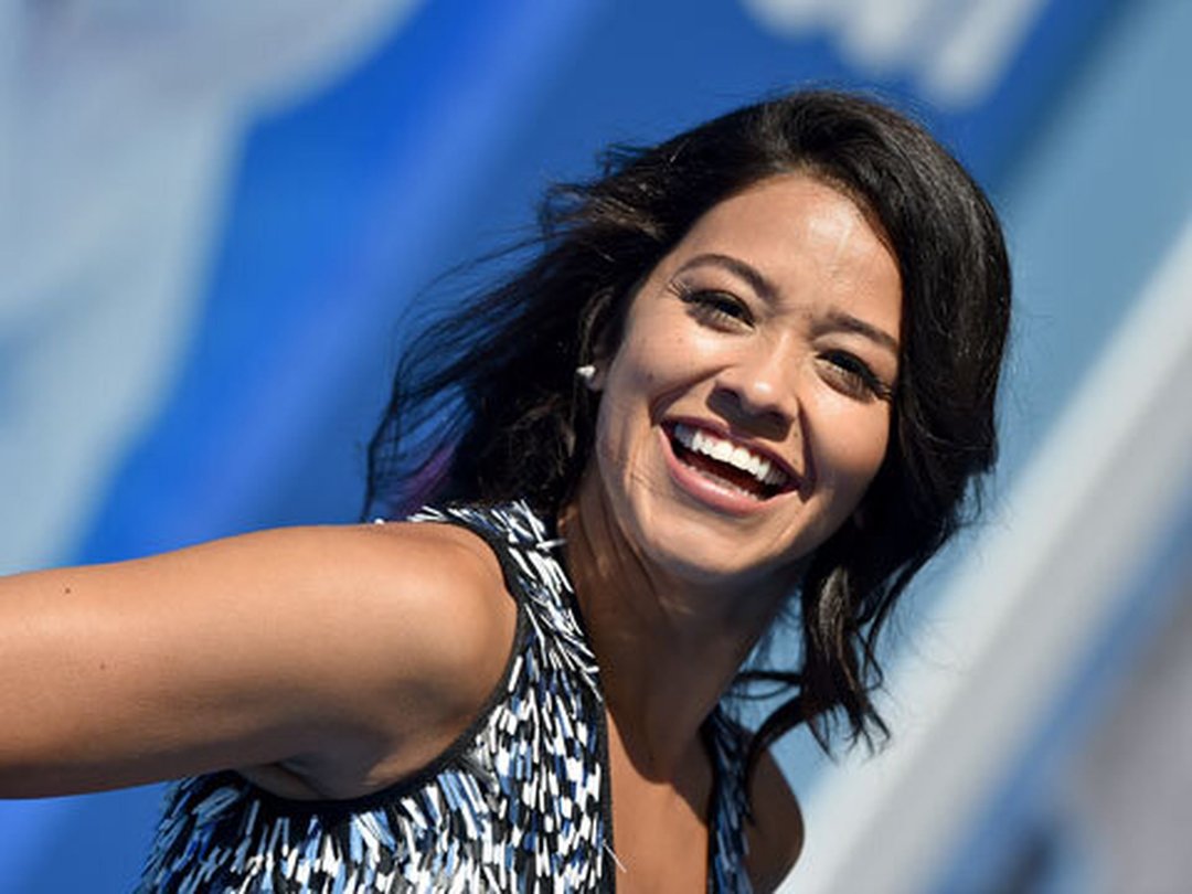 Jane the Virgin Co-Star Yael Grobglas Crashes Gina Rodriguez’s Interview