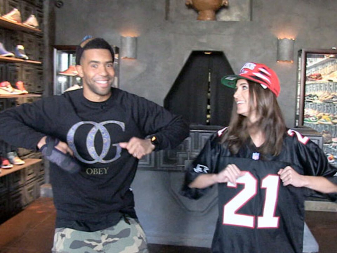 Atlanta Falcons' Thomas DeCoud Teaches Us The Dirty Bird