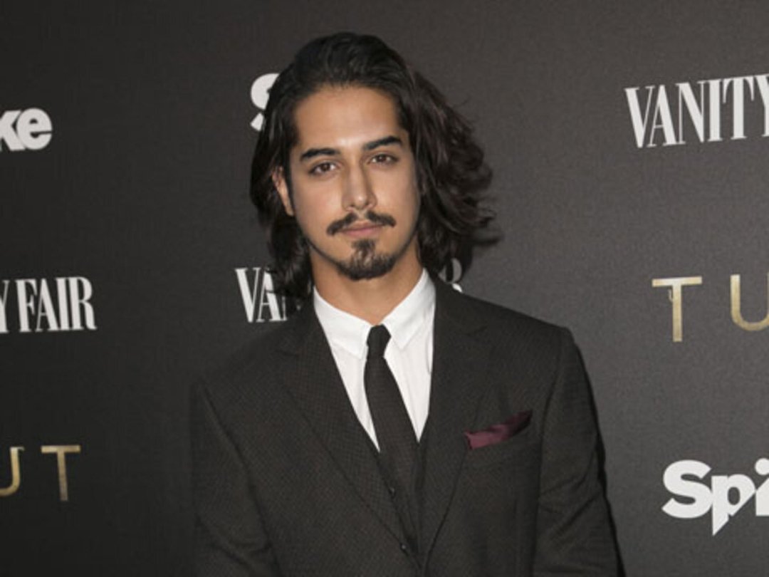 Avan Jogia Discusses "King Tut" and Plays the Guitar