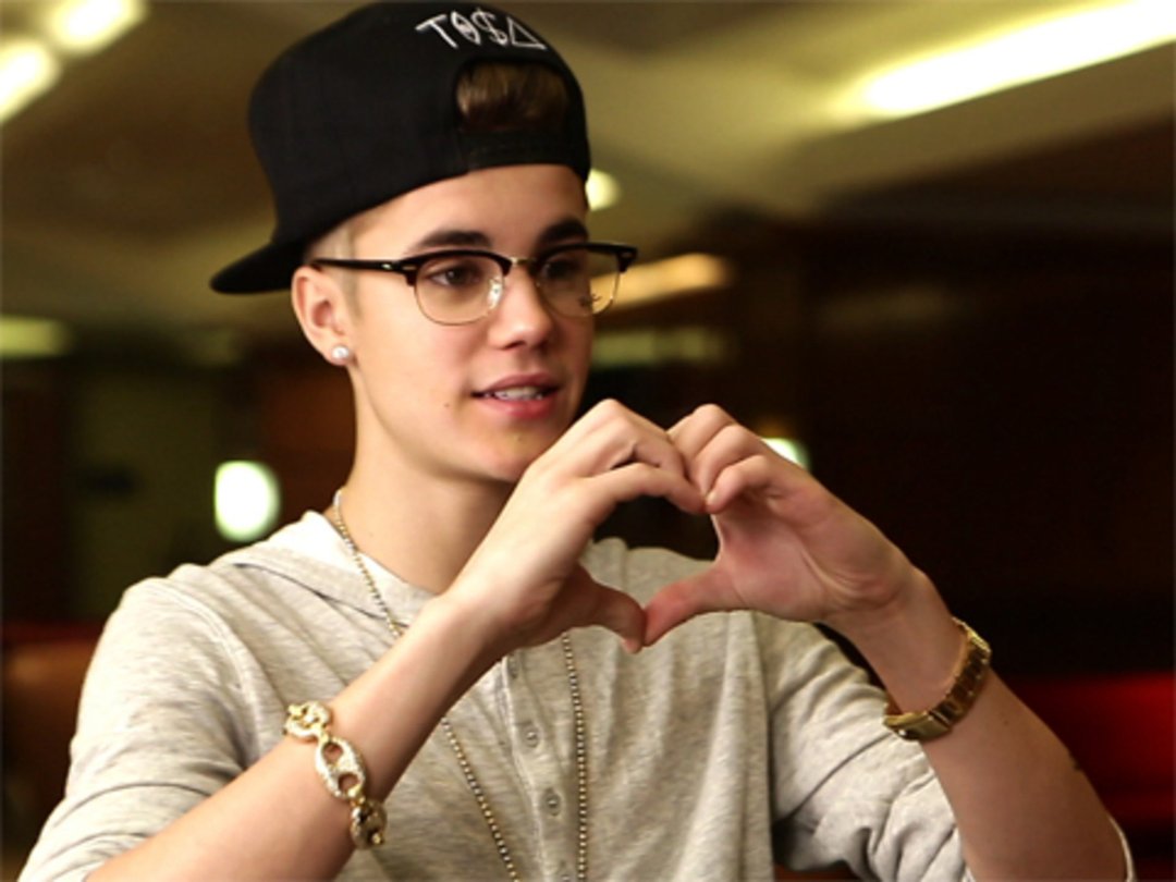 Justin Bieber Shows His Heart
