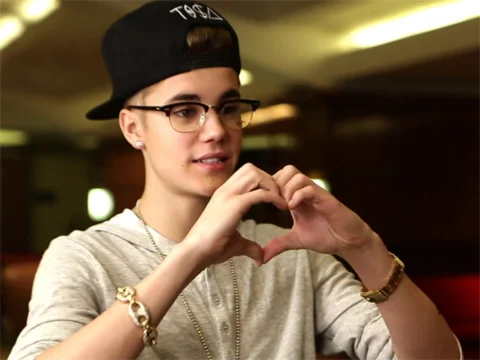 Justin Bieber Shows His Heart