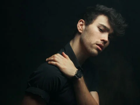 Singer MAX Talks Pre-Show Prep & Keeping Fit On The Road