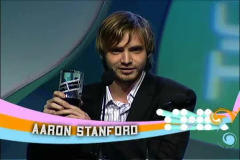 Bill Pullman presents to Aaron Stanford