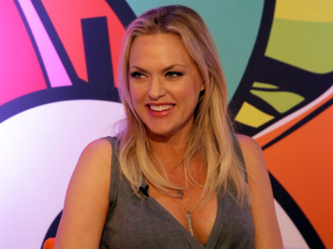 "Sex&Drugs&Rock&Roll" Star Elaine Hendrix Names Her Fave Superhero
