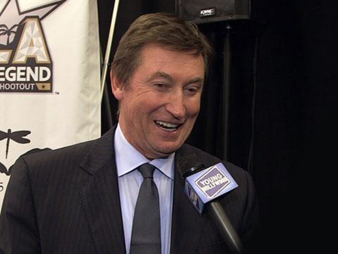 Wayne Gretzky Coaches Justin Bieber