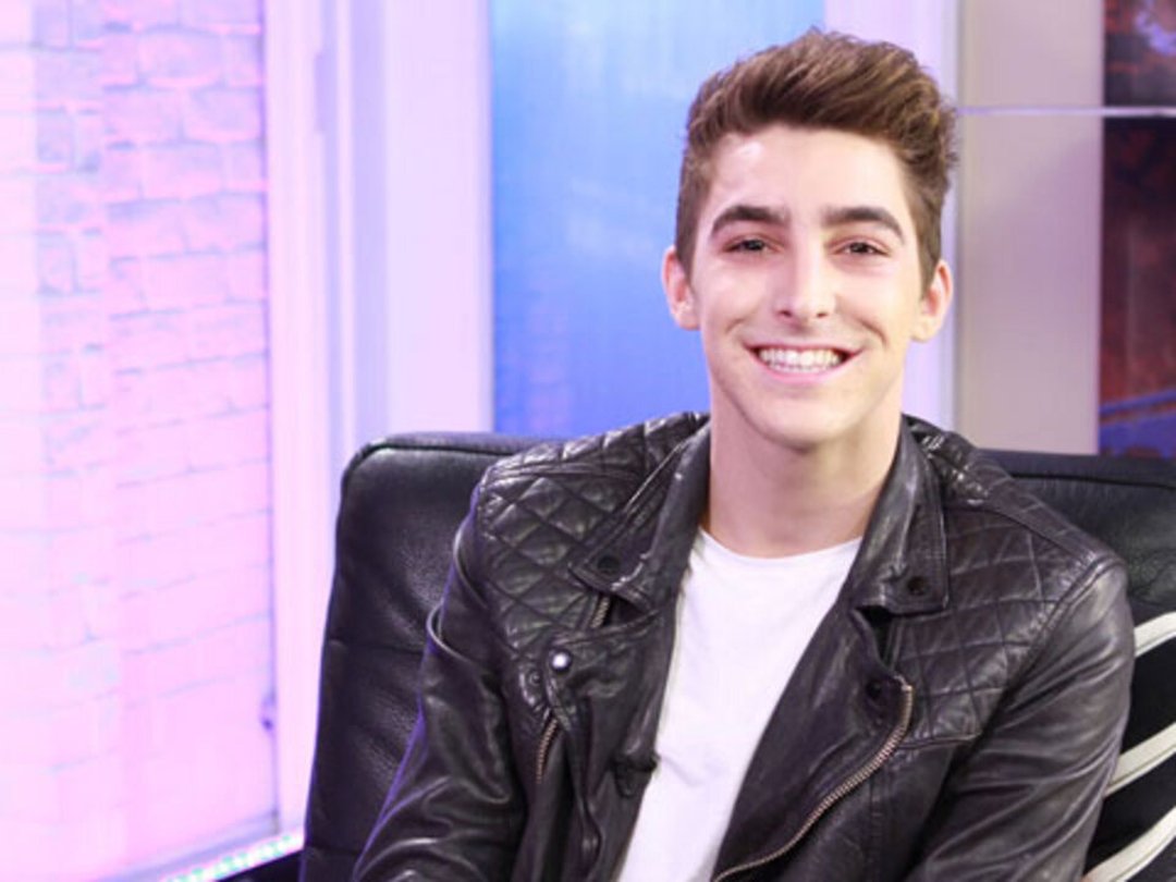 Jackson Guthy Performs "Young & Single" LIVE at the YH Studio
