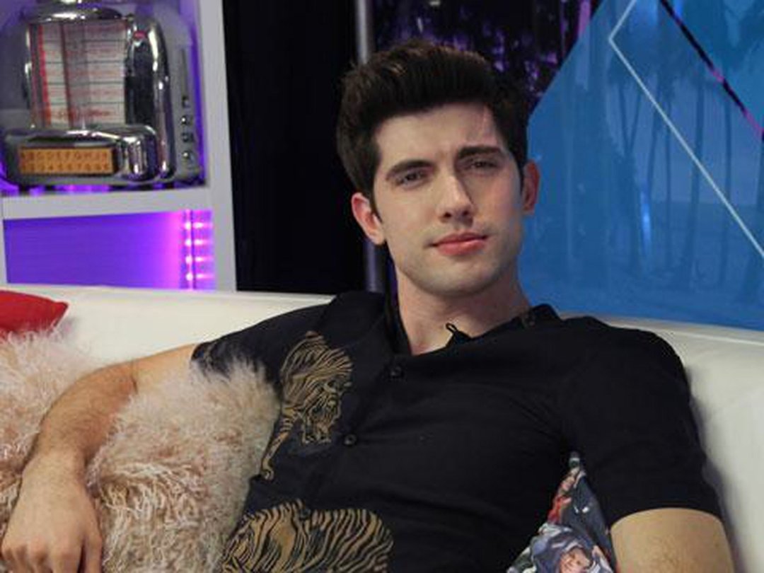 Why PLL Fans Will Fall for Famous In Love