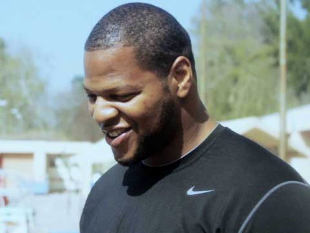 Detroit Lions' Ndamukong Suh Takes A Dive For "Splash"