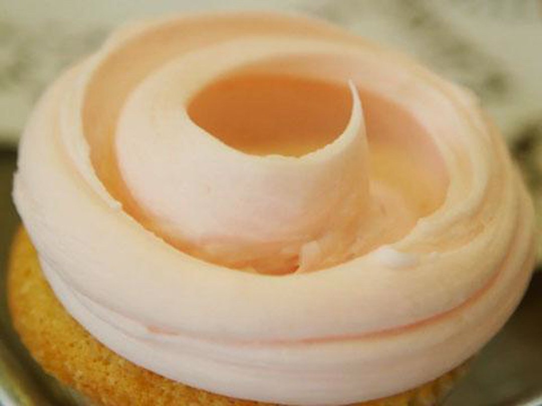 MAGNOLIA BAKERY’S PERFECT FROSTING SWIRL