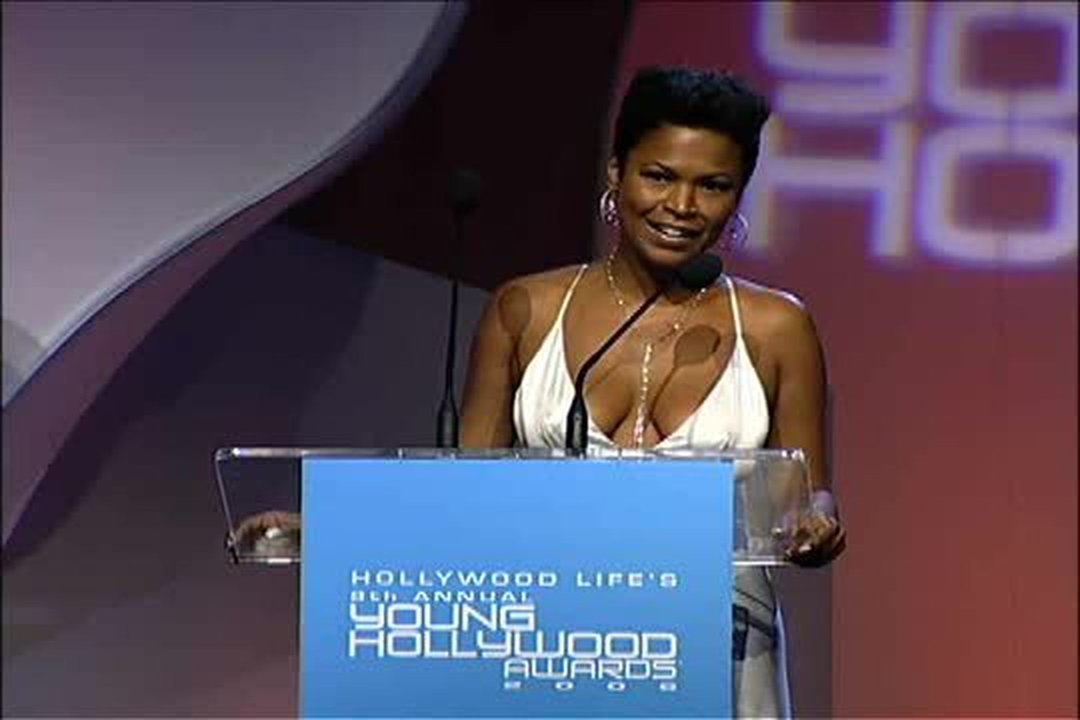 Nia Long presents to Bow Wow