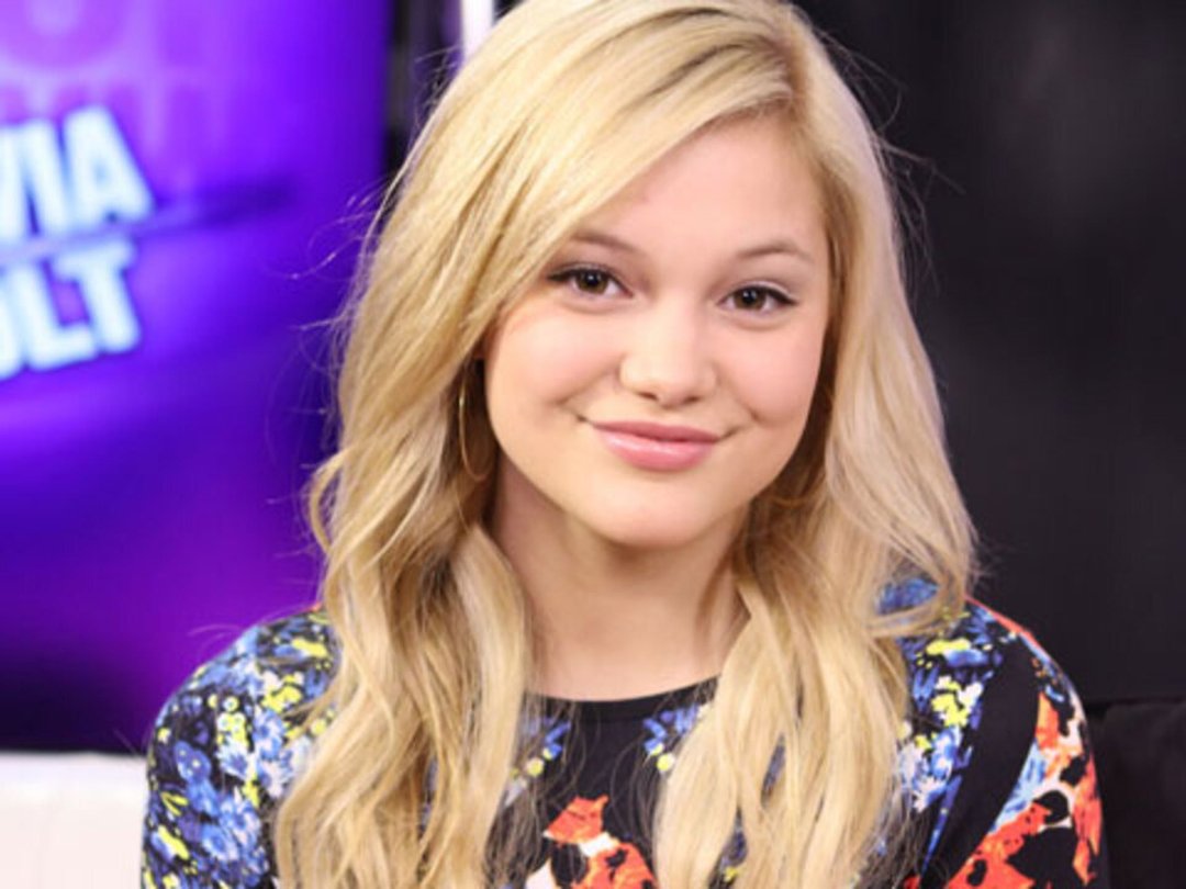 What's In Olivia Holt's Purse?