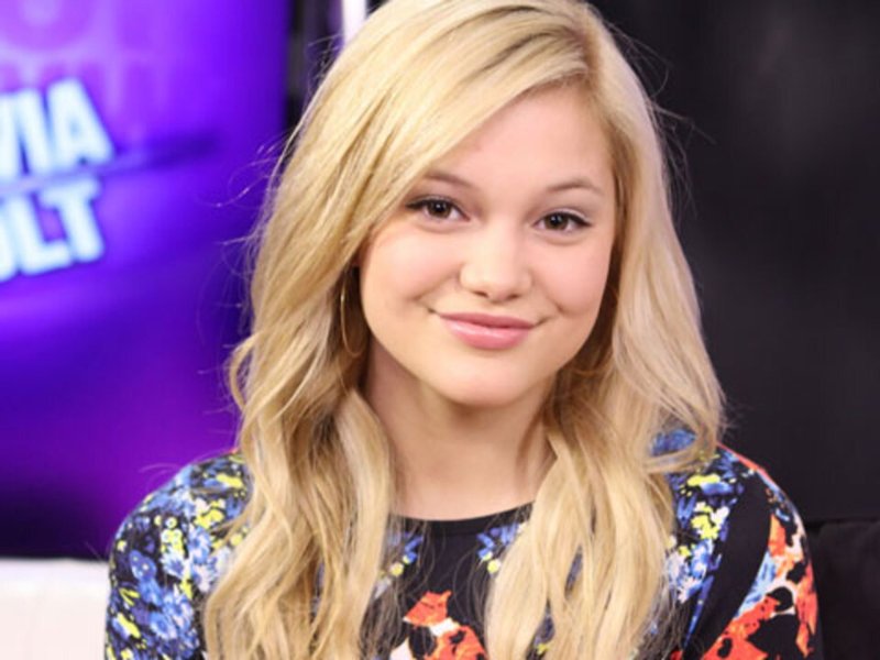 What's In Olivia Holt's Purse?