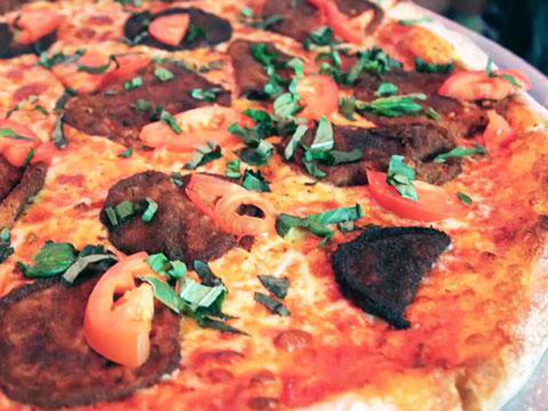 THE PERFECT NEW YORK SLICE AT MULBERRY STREET