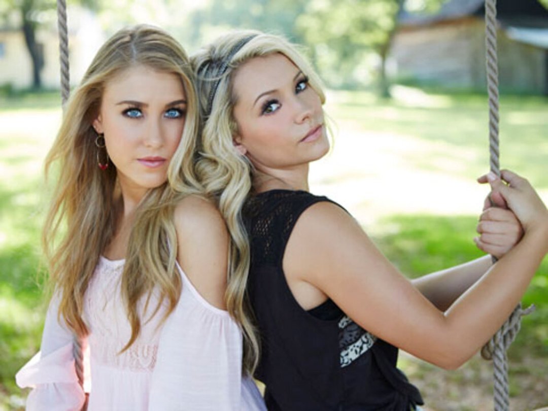 Country Duo Maddie & Tae Perform "Fly" Live