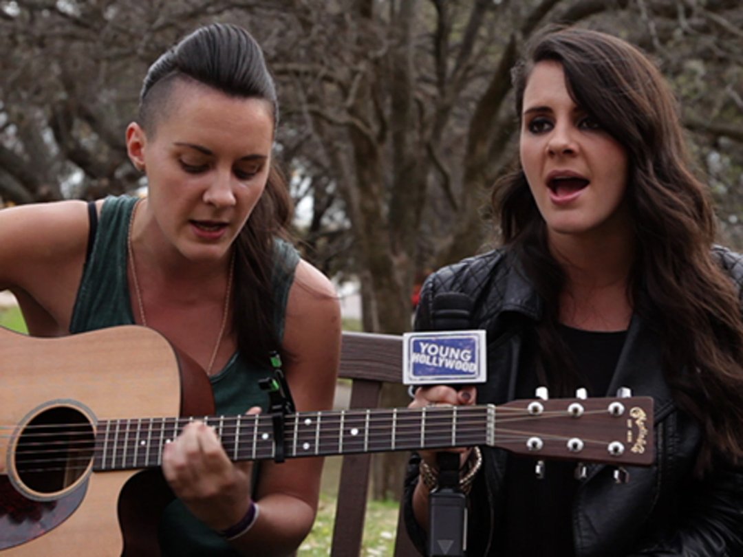 Twin-Sister Act Heathers Plays "Forget Me Knots" Live at SXSW
