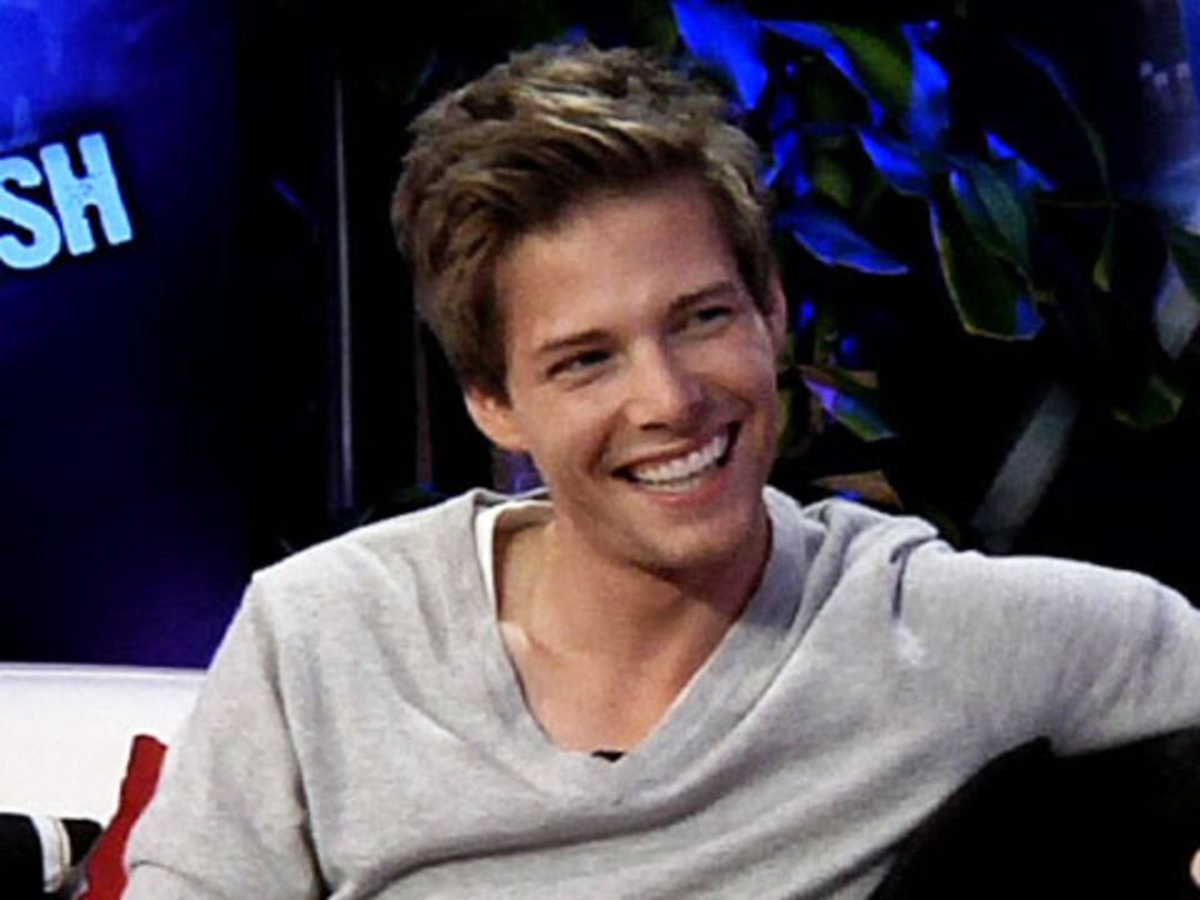 Hunter Parrish Expresses Himself