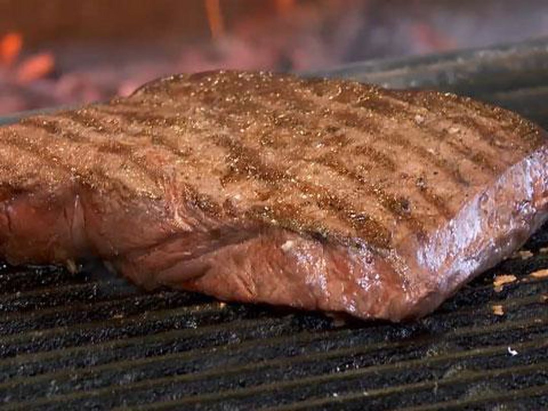 How to Pair Cocktails with a Steak