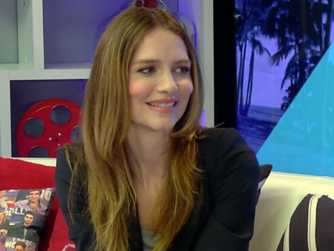 Saffron Burrows on Learning the Cello for "Mozart In The Jungle"