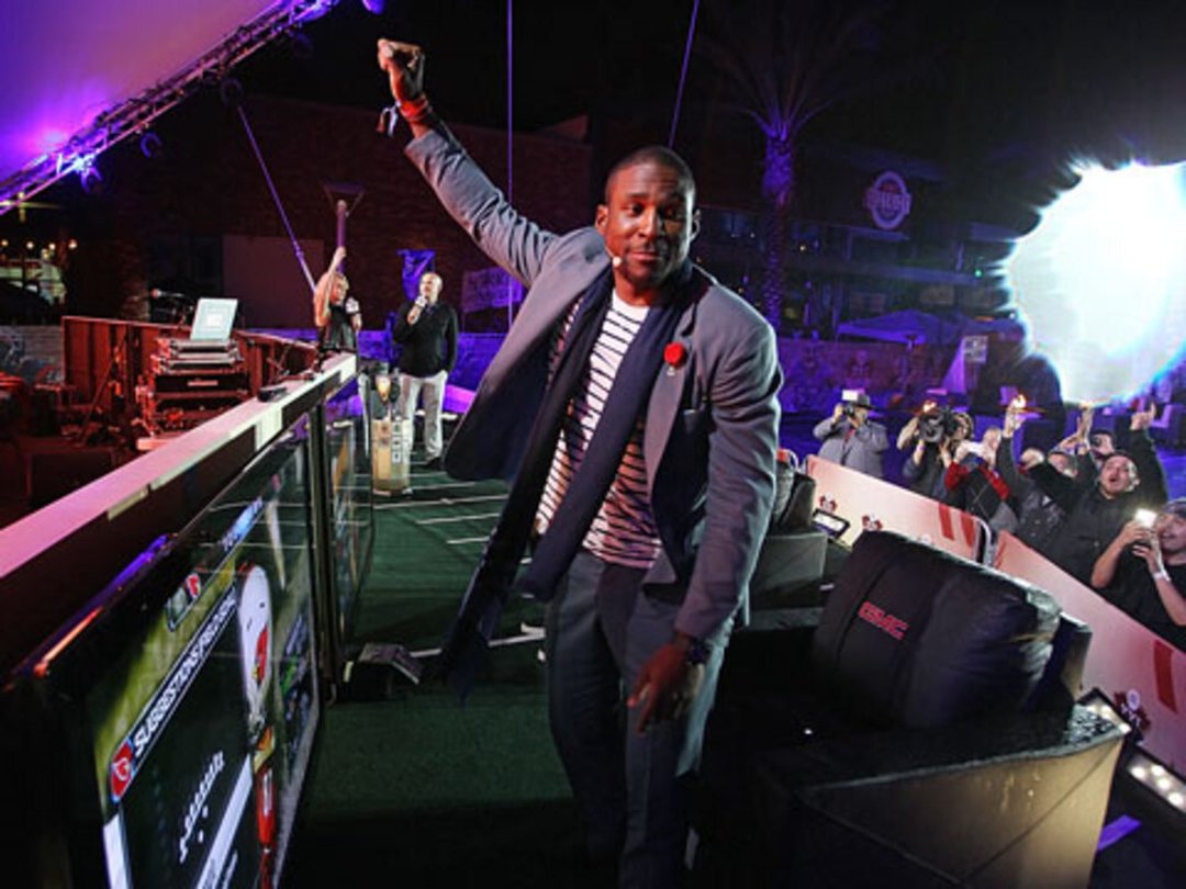 NFL Players and Nico & Vinz Talk Hiking the Ball at the Madden Bowl