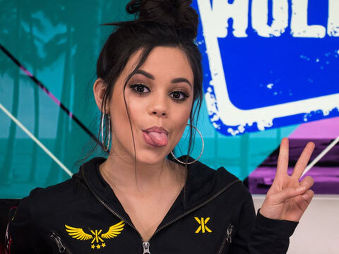 Jenna Ortega Shows Off New Style & Talks Stuck In The Middle