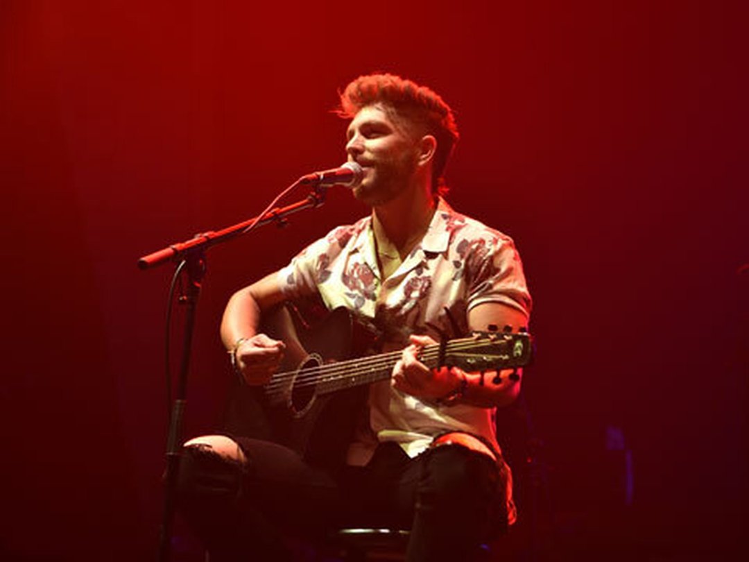 Chris Lane Reveals Advice He Got From Garth Brooks