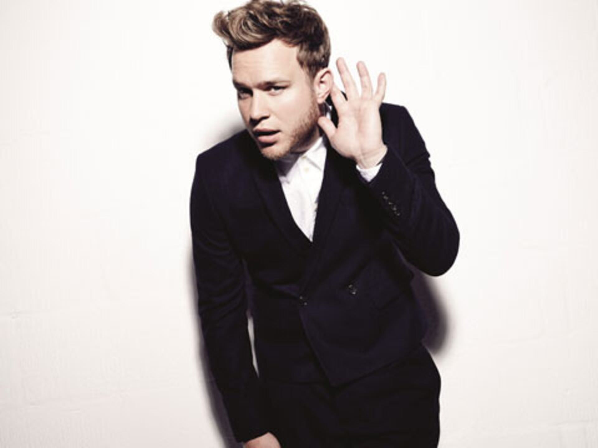 Olly Murs Performs "Wrapped Up" Live & Shows Off World-Class Gams