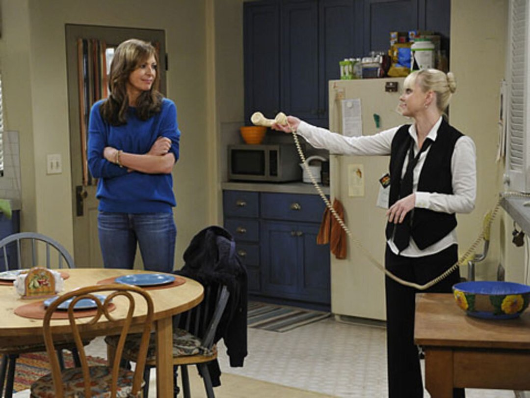 Allison Janney on "Mom", 'The DUFF', & Tips for Getting Over a Breakup