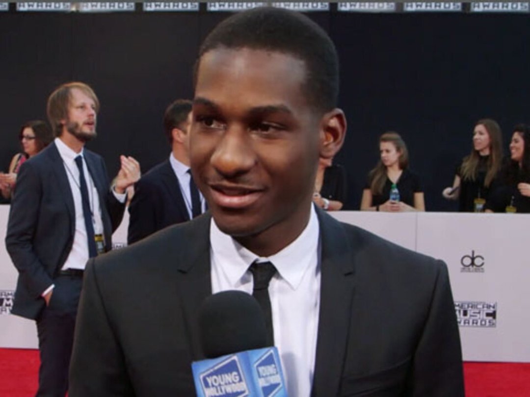 Leon Bridges Talks Debuting Macklemore Collabo "Kevin" at the AMAs