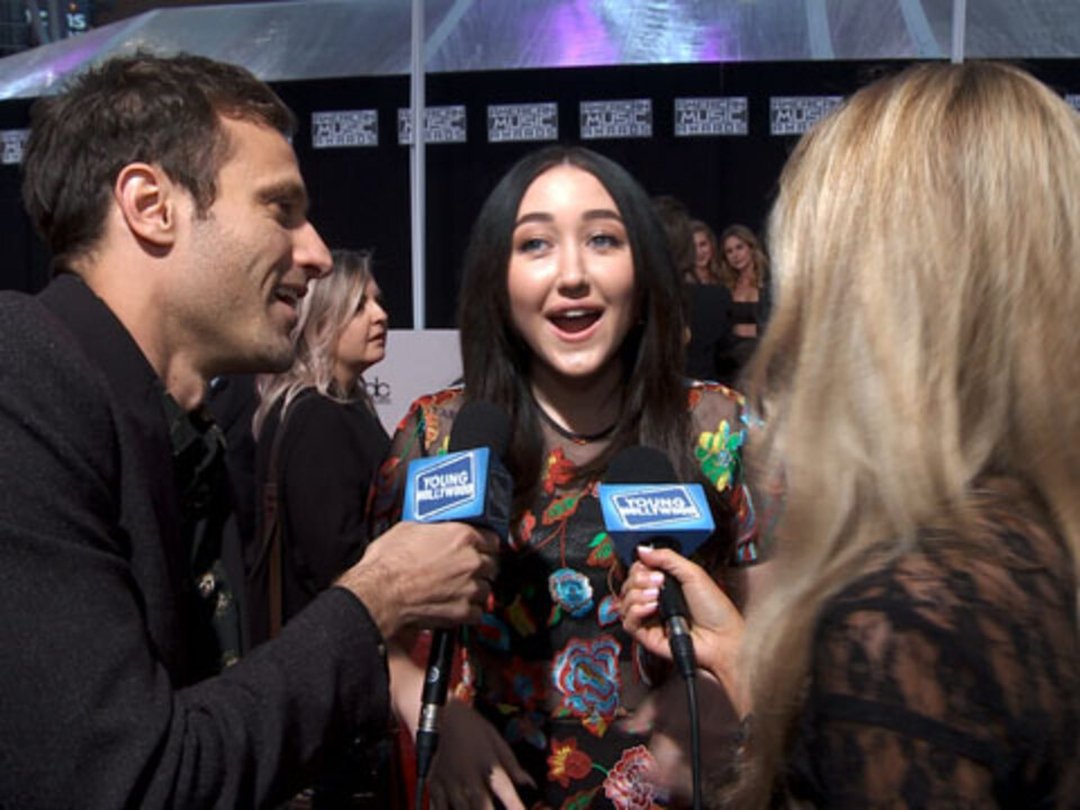 Noah Cyrus Talks Twinning with Miley at AMAs