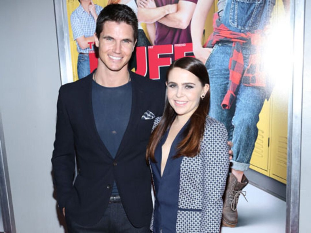 'The DUFF' Stars Mae Whitman & Robbie Amell on Their On-Screen Chemistry