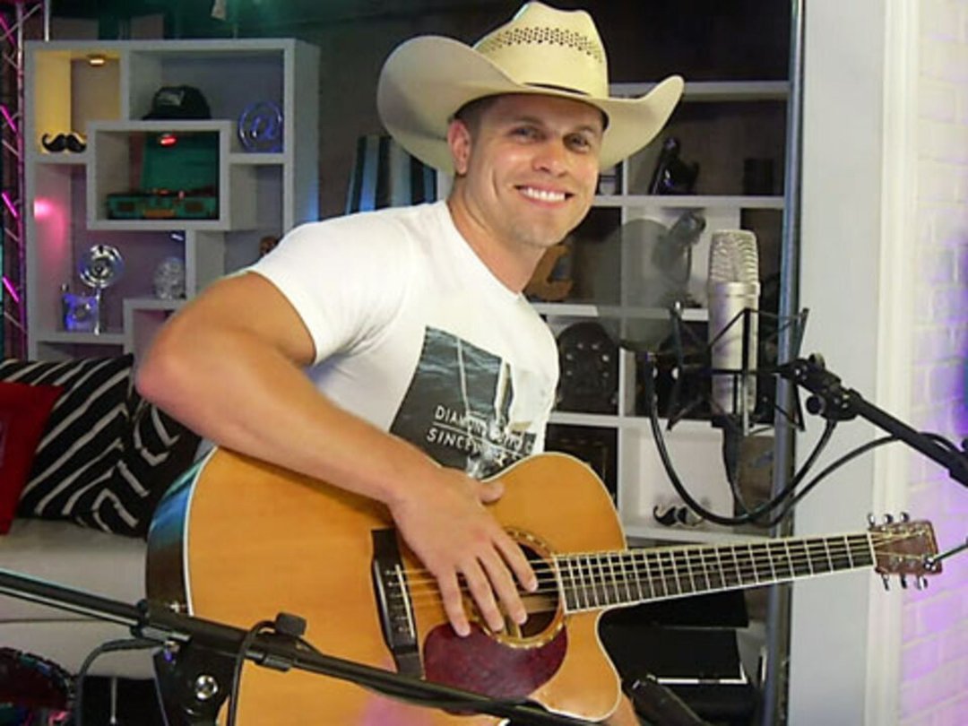 Dustin Lynch Performs Live & Talks Getting Flirty