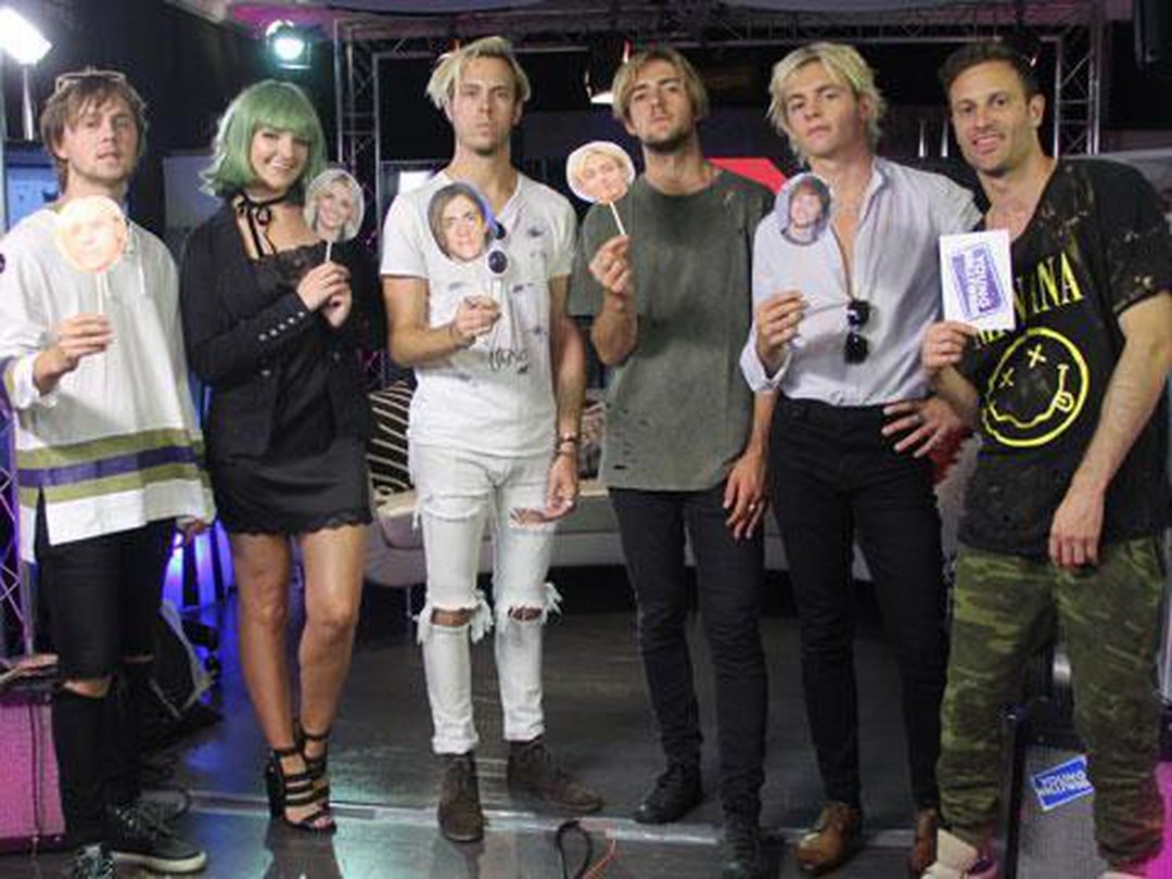 Which R5 Member Tells Mom Everything?