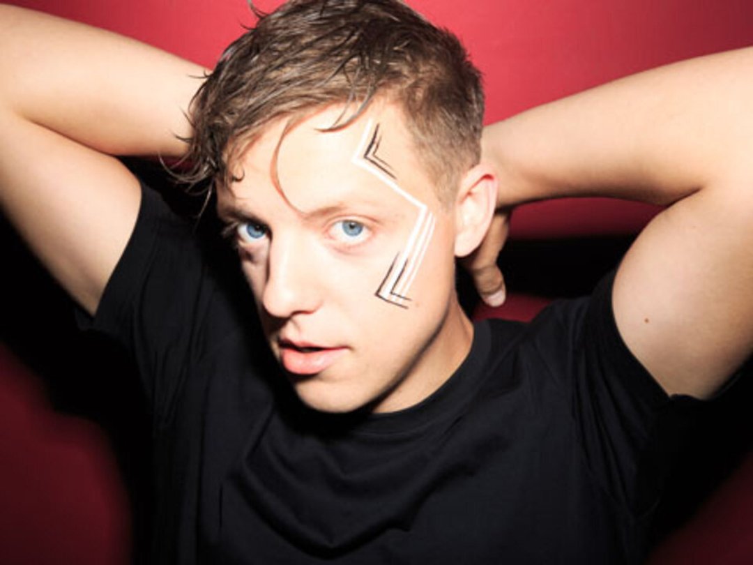 Robert DeLong Gives Live EDM Performance Demo in YH Studio