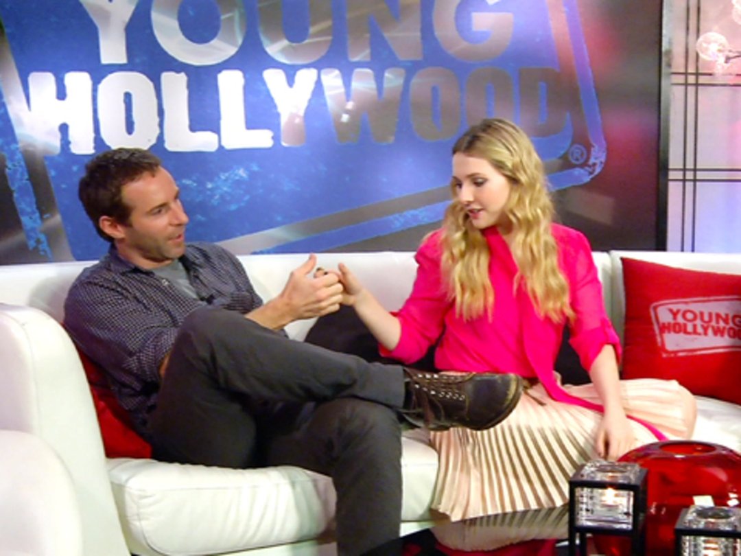 Abigail Breslin & Alessandro Nivola Declare (Thumb) War!