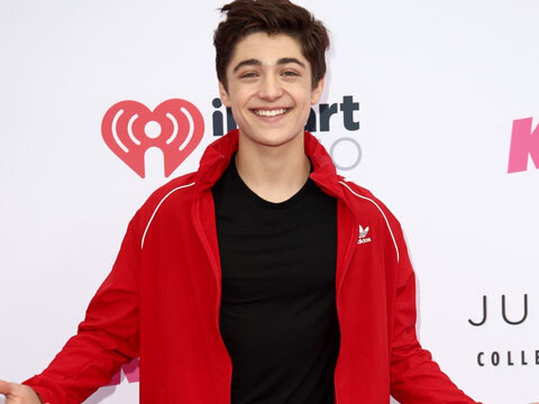 Asher Angel Teases One Thought Away Music Vid & Annie LeBlanc Scare Cams