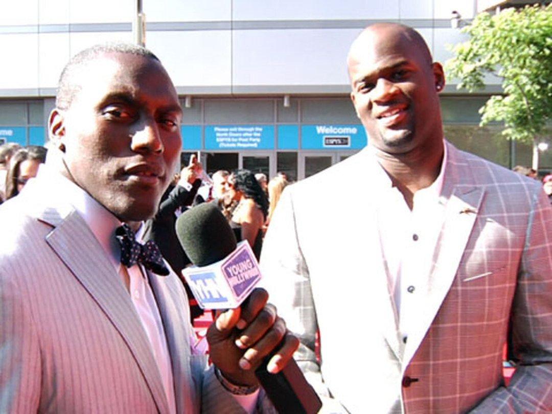 Takeo Spikes catches up with fellow athletes before the ESPYS