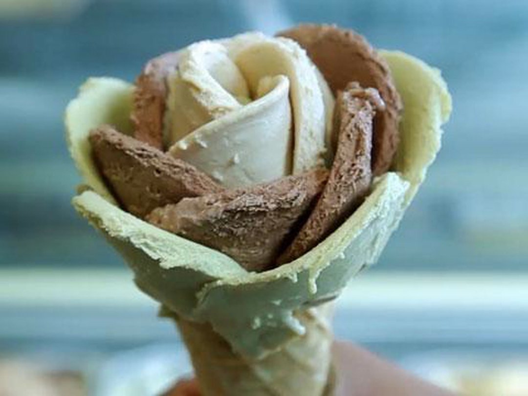 AMORINO’S ROSE-SHAPED GELATO