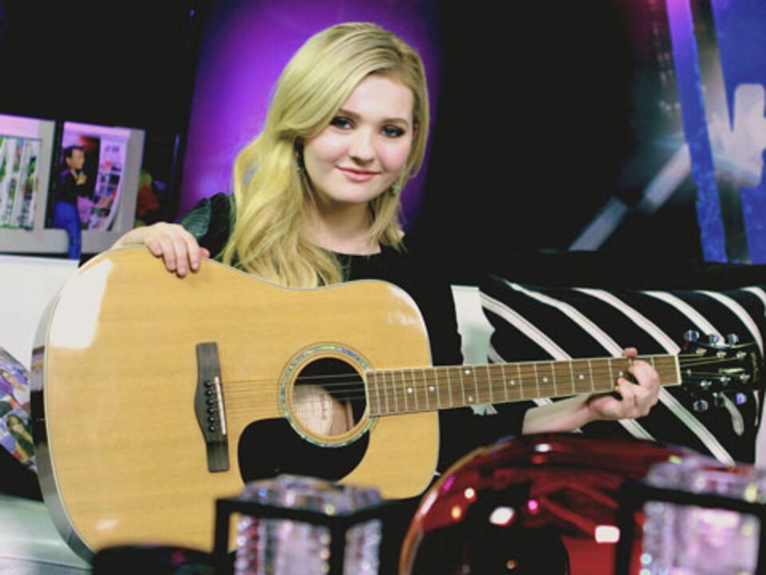 Abigail Breslin Plays Christmas Tunes at the YH Studio