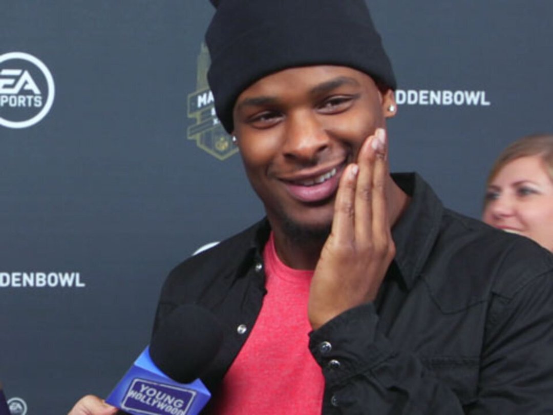 Le'Veon Bell Plays Rock-Paper-Scissors & Teaches Us His Handshake