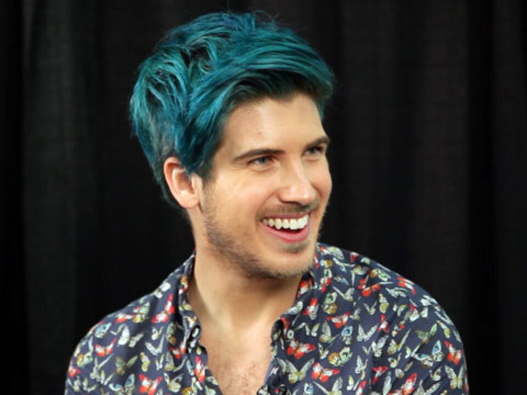Joey Graceffa Plays WYR & Talks "Escape The Night" at VidCon